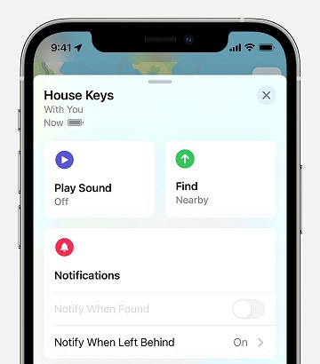 iPhone 上打开的“查找”App 显示了“家里的钥匙”这一物品的多个选项。“通知”位于“播放声音”和“查找”下方。