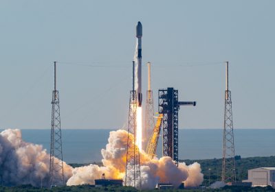 SpaceX 猎鹰 9 号火箭发射升空，象征 SpaceX 营收结构转向 AI 算力业务