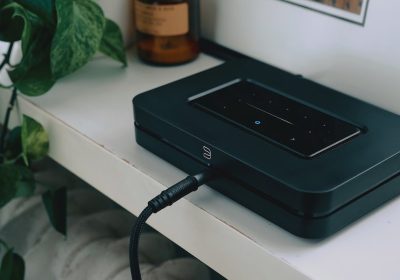 Bluesound NODE 流媒体播放器摆放在客厅桌面的实拍图