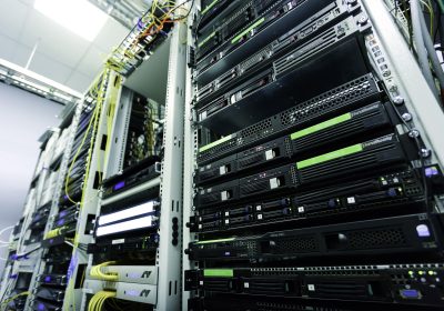机房里的多排机架服务器与彩色网线，对应 Linux 内核漏洞 CVE-2026-98432 的服务器安全风险