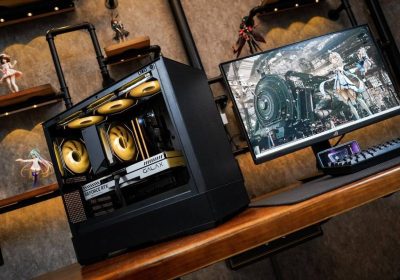 爱国者星璨岫机箱整机桌面展示，侧透可见影驰金属大师 RTX 4070 SUPER 与金色 ARGB 风扇