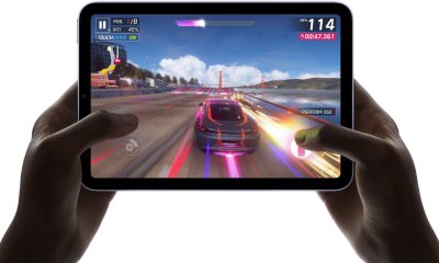 双手横向持握 iPad mini 运行赛车游戏