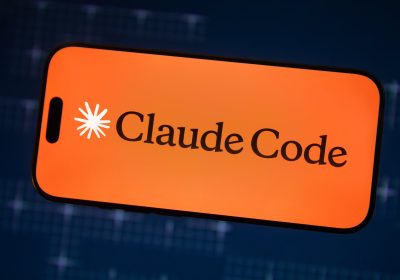 手机屏幕上的 Claude Code 标志特写