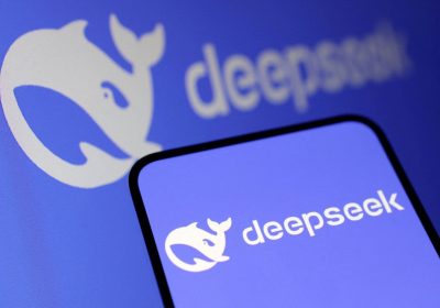 DeepSeek 官网品牌实拍：投屏鲸鱼标志与手机