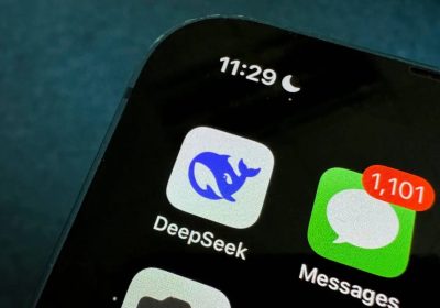 手机屏幕上的 DeepSeek 应用图标特写