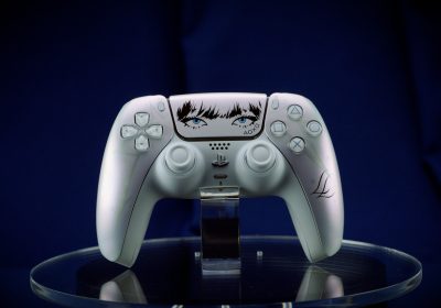 PS5 联名 Lisa 限量款 DualSense 手柄正面产品图