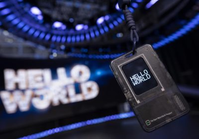 佩戴 AI Passport 透明电子工牌的活动场景