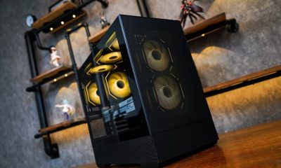 装机完成的整机内部金色 ARGB 灯效俯视