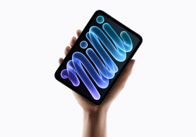 手持午夜色 iPad mini 8
