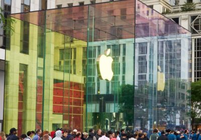 纽约第五大道 Apple 旗舰店玻璃立方前人头攒动的开售现场