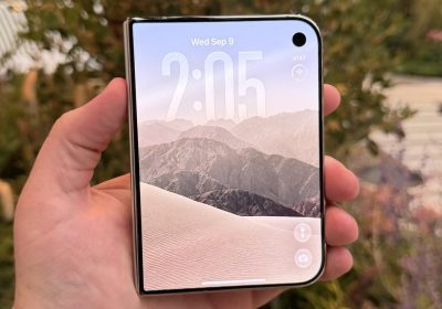 单手托着折叠状态 iPhone Duo 的实拍图