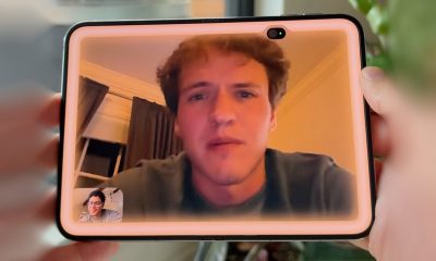 手持展开的 iPhone Duo 进行视频通话