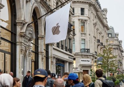 伦敦摄政街 Apple Store 店面与街上人流