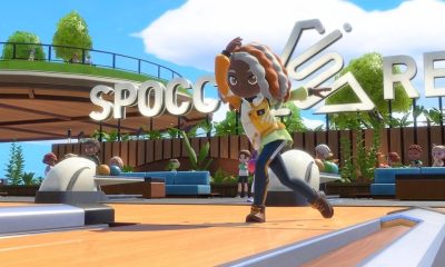 保龄球运动游戏画面，挥动 Joy-Con 2 投出保龄球