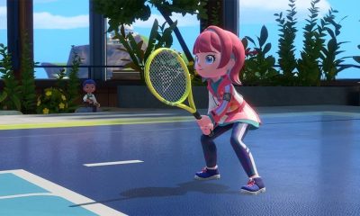 网球运动游戏画面，挥动 Joy-Con 2 击回来球