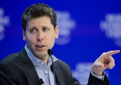Sam Altman 在论坛现场发言实拍，OpenAI 融资报道封面