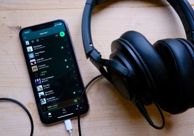 手机连接头戴式耳机播放 Spotify 音乐