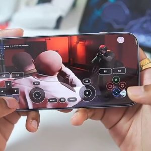 玩家手持 iPhone 运行 Vapor 游玩 GTA V 的实机画面