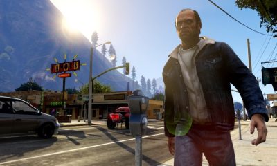 GTA V 角色在洛圣都街头行走的画面截图