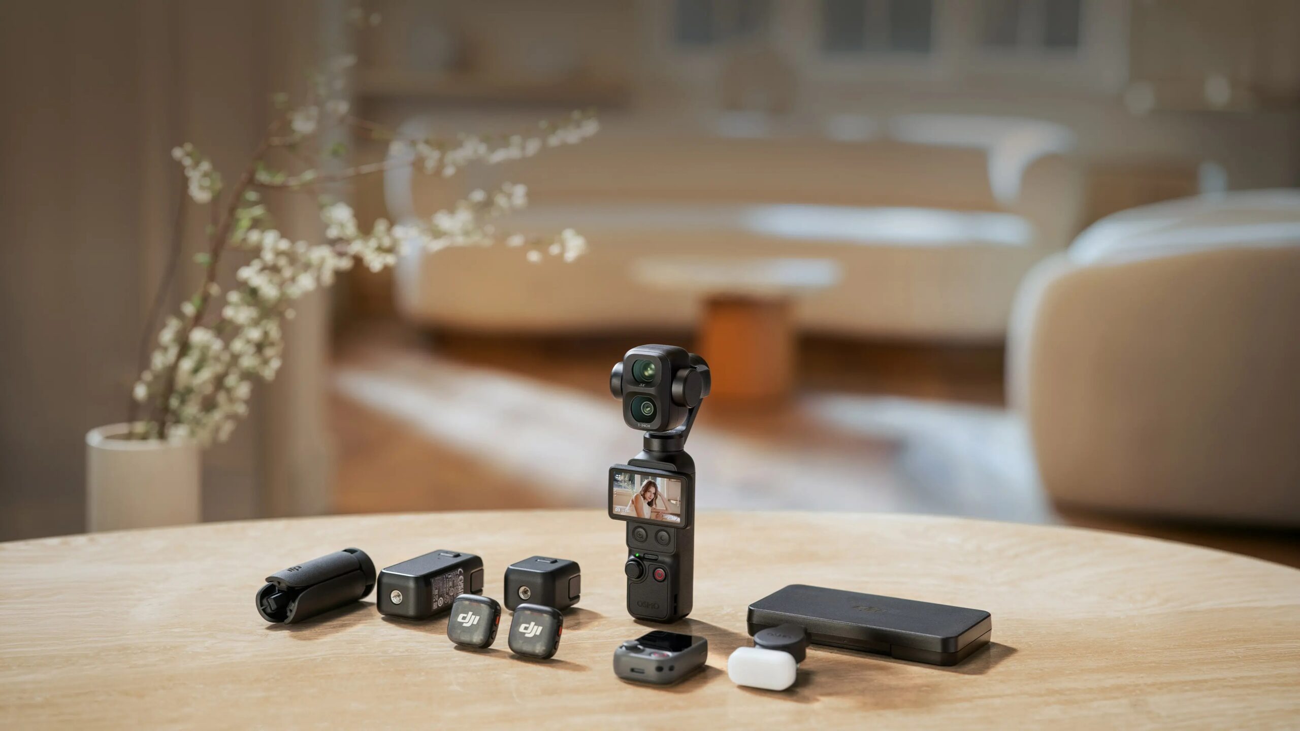 Osmo Pocket 口袋云台相机与配件摆放在桌面上
