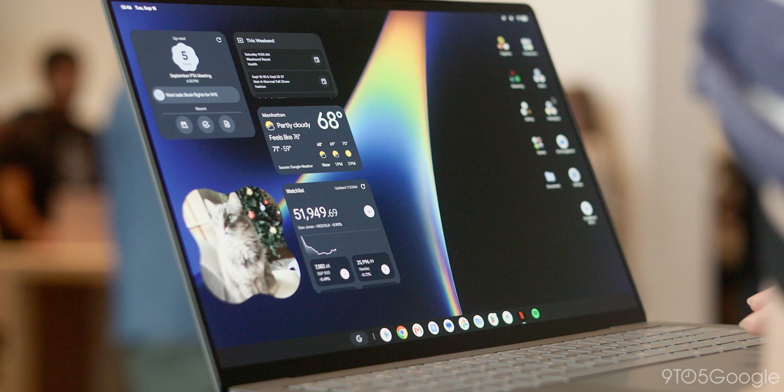 Googlebook 笔记本实拍,屏幕上显示 Googlebook OS 桌面
