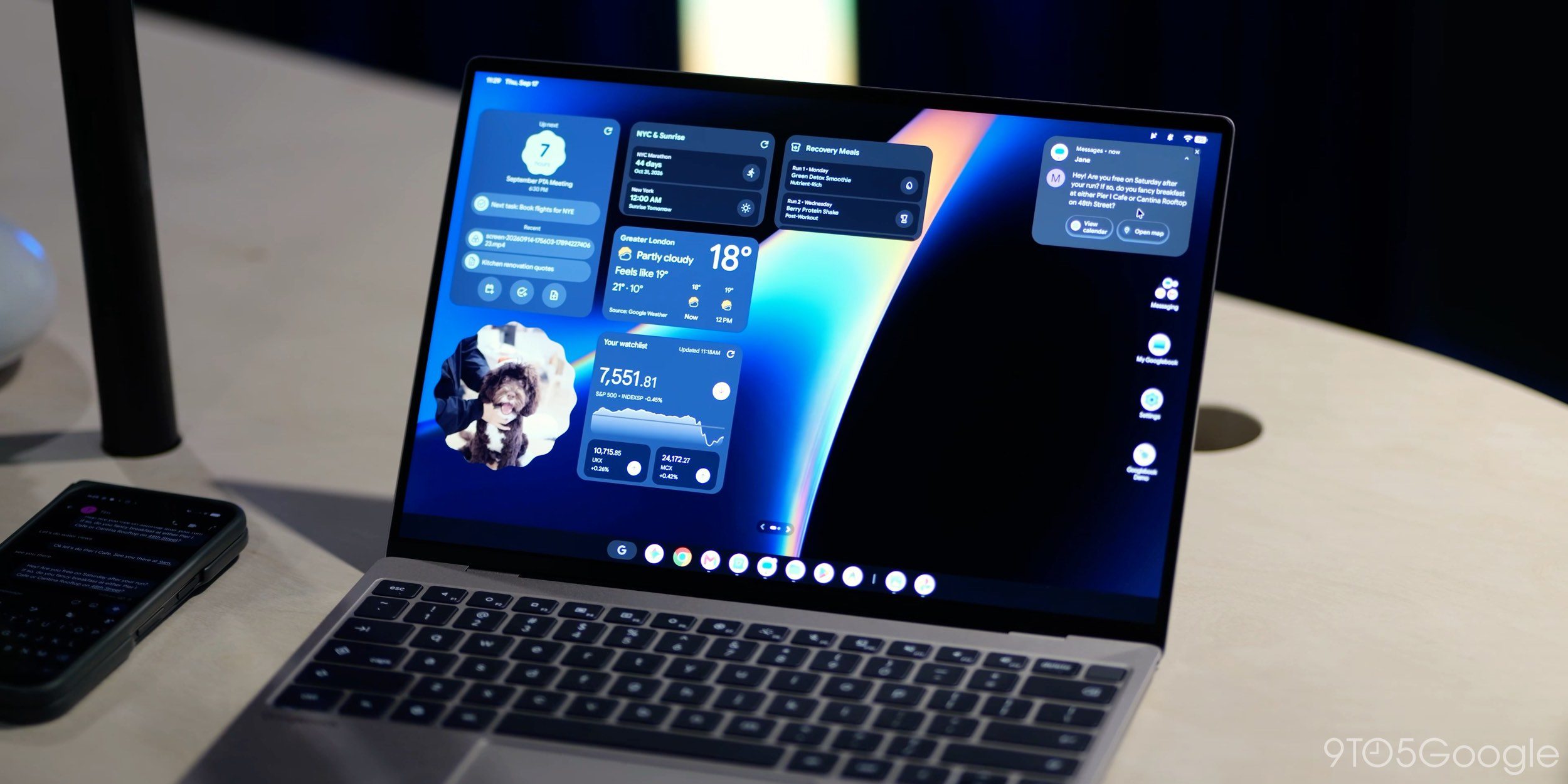 Googlebook 实拍,屏幕顶部弹出系统通知面板