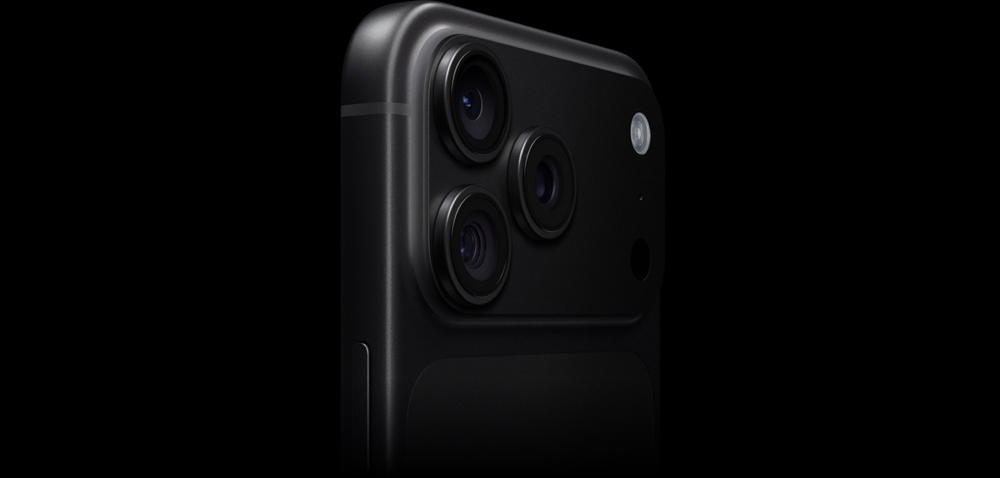 iPhone 18 Pro 机身背面三摄特写(官方产品渲染图)