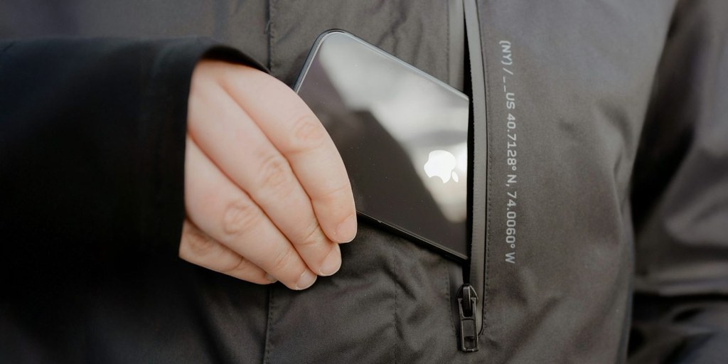 iPhone Fold 折叠后轻松放入夹克口袋(演示便携性)