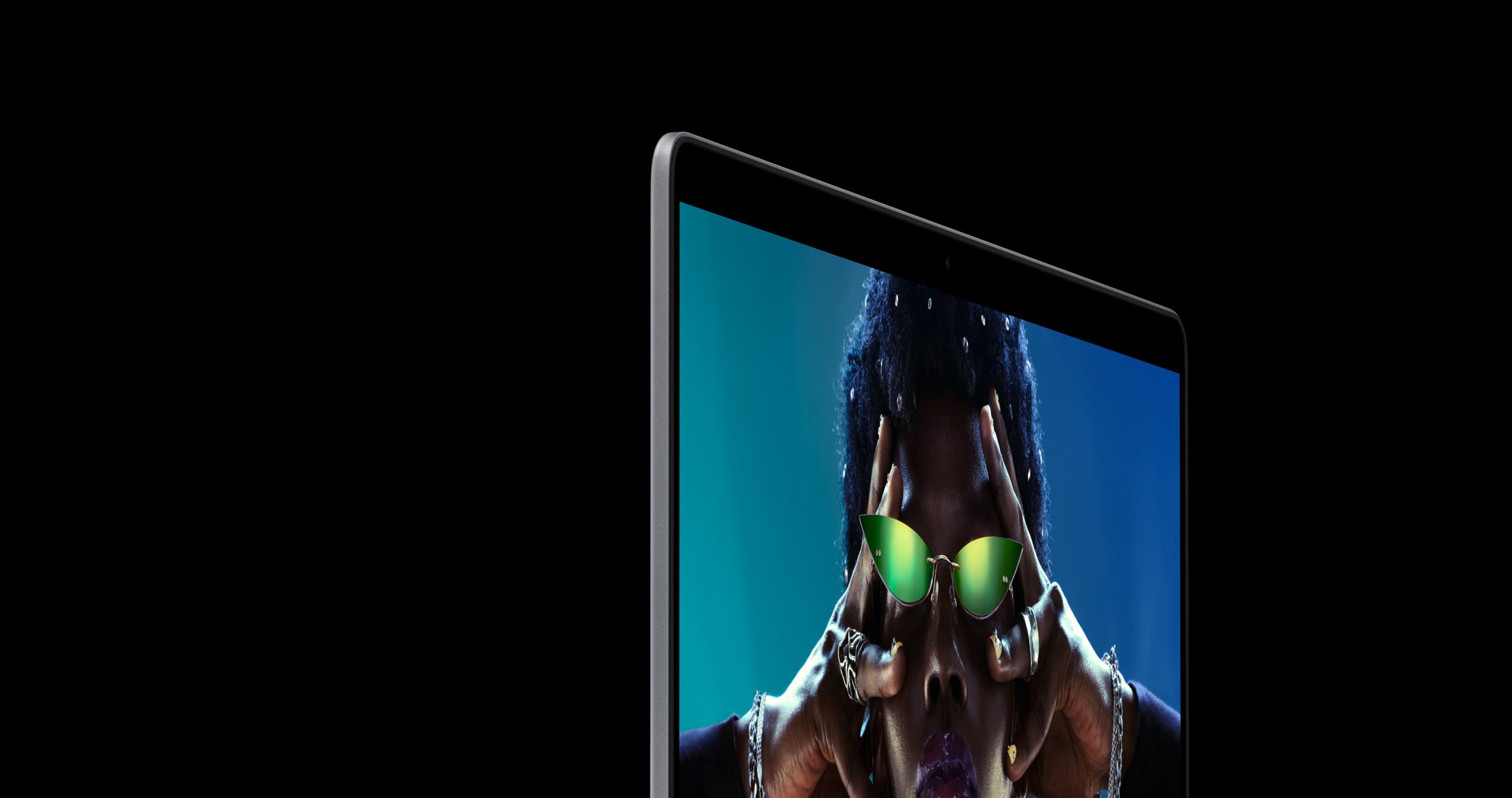 MacBook Pro 官方产品图中的屏幕特写,屏幕上显示暗色调画面