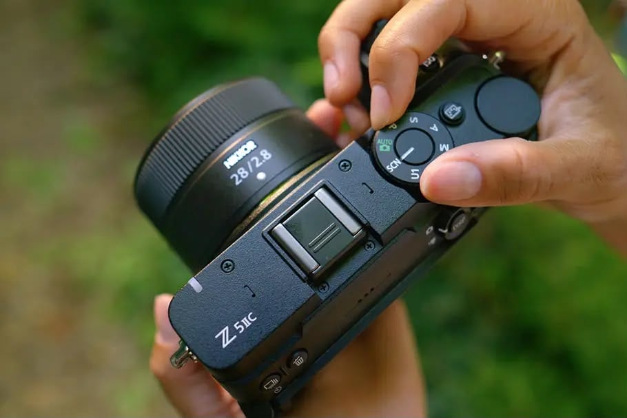 尼康 Z5IIC 机身顶部按键与模式转盘特写