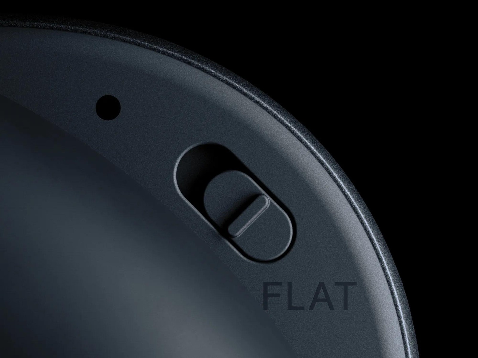 Nothing Headphone (1) Pro 耳罩特写,可见 Flat EQ 物理拨片