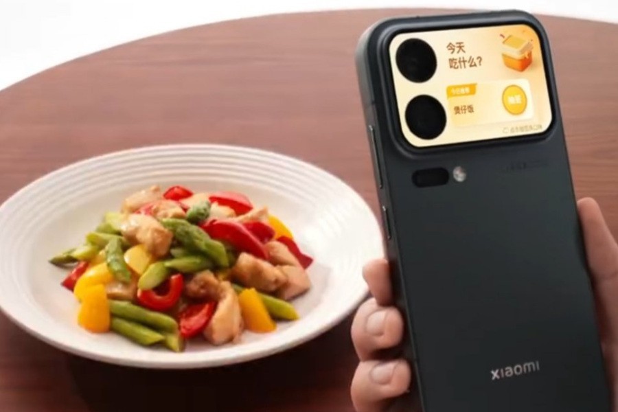 小米 18 Pro 把背屏做成了「应用商店」:12 款应用卡,还能让 AI 现场生成