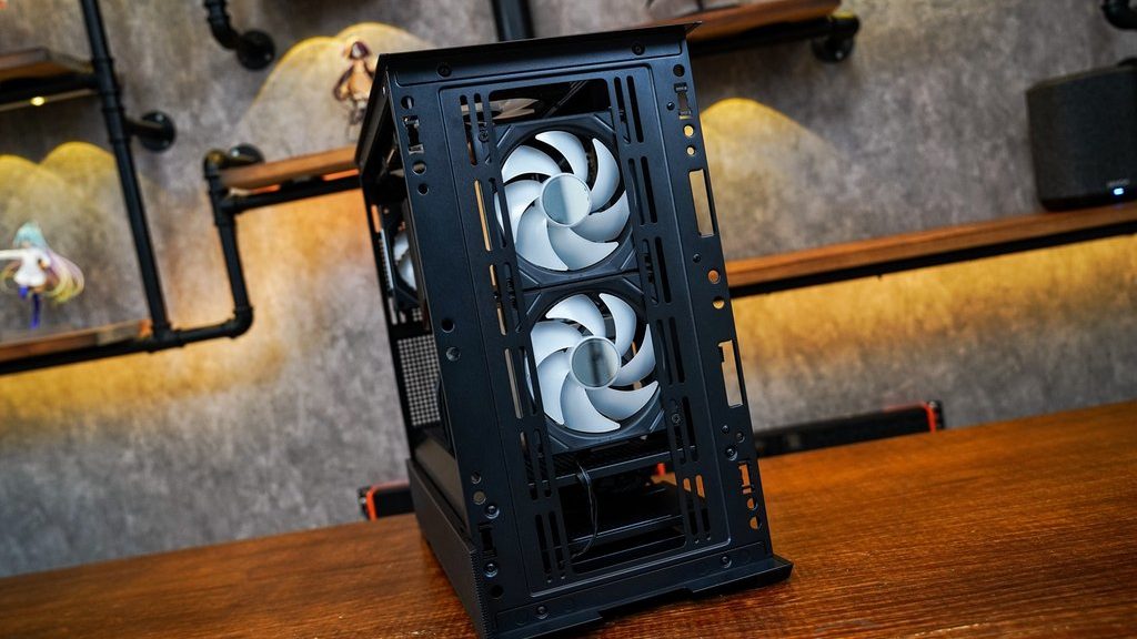 影驰金属大师 RTX 4070 SUPER 显卡装 入机箱过程