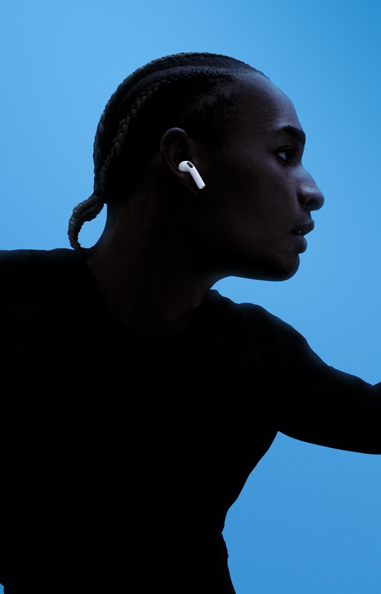 AirPods 5 的 Siri 语音控制示意