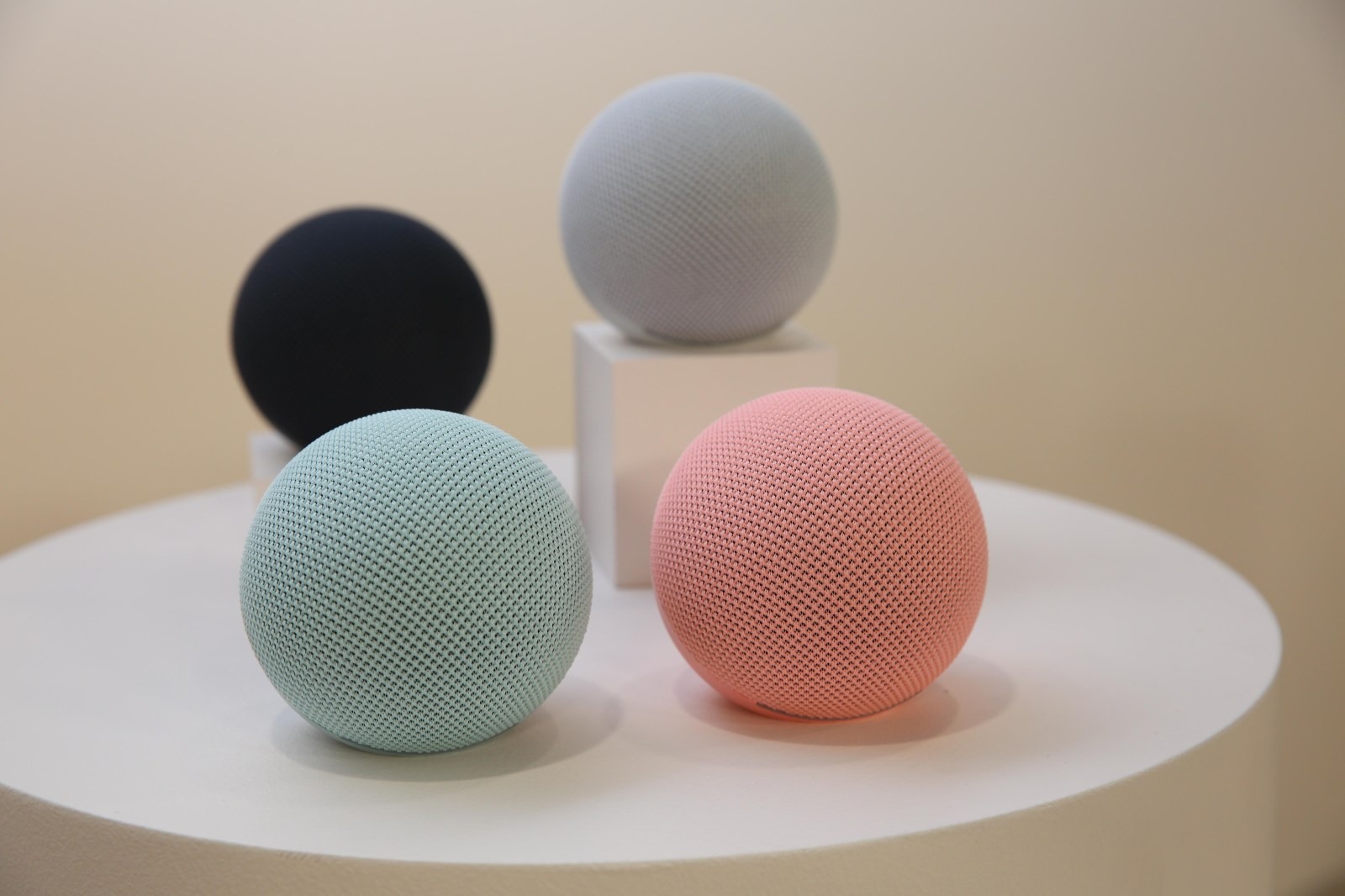 四色新款亚马逊 Echo Dot 智能音箱展示图