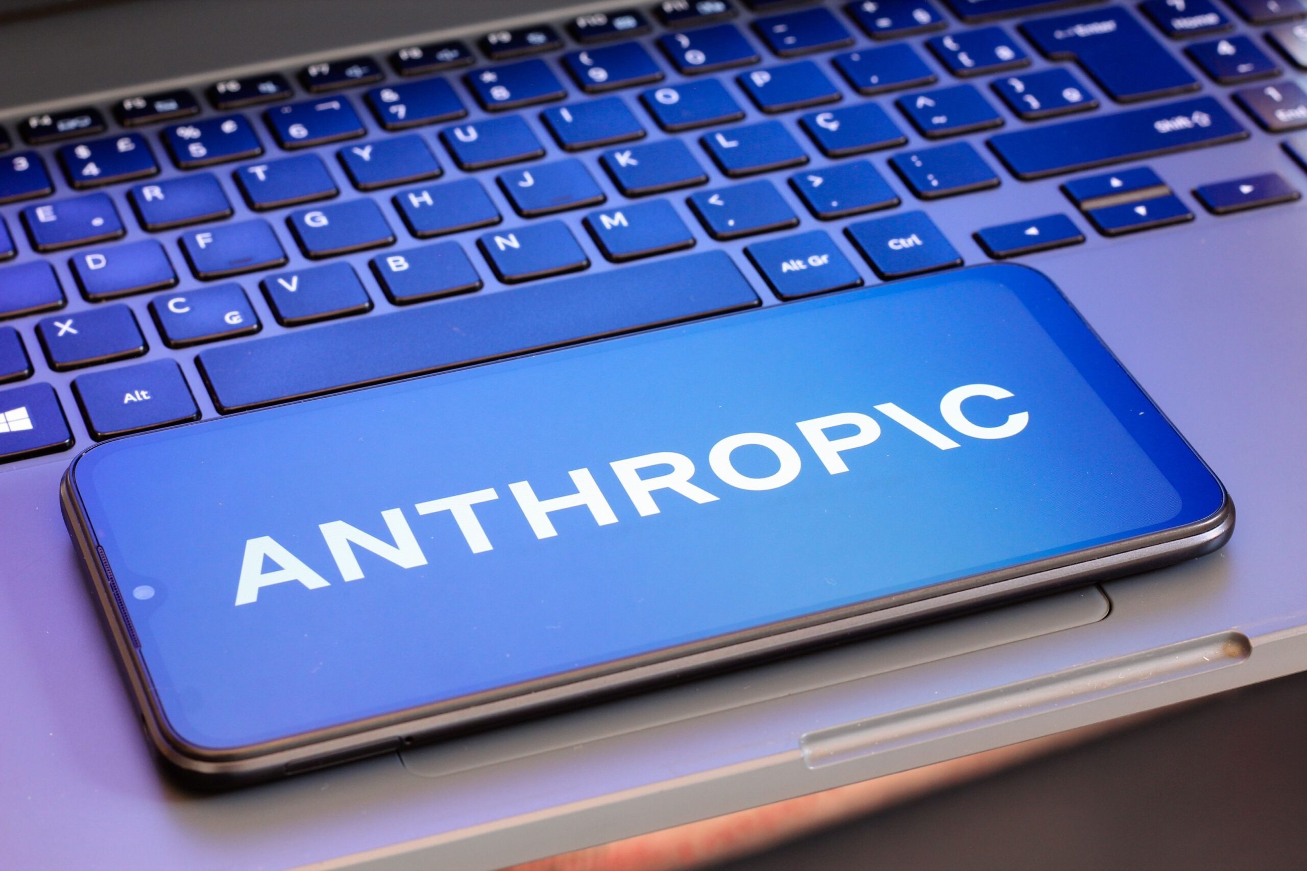 手机屏幕上的 Anthropic 与 Claude 标识,Anthropic 被曝为 SpaceX 最大单一客户