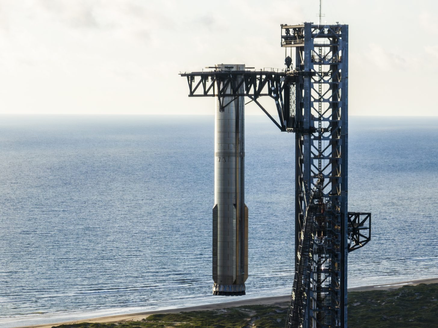 SpaceX 星舰助推器悬挂在发射塔架旁,Colossus 数据中心原为 xAI 训练 Grok 而建
