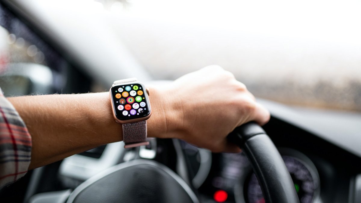 驾驶者佩戴 Apple Watch 握住方向盘