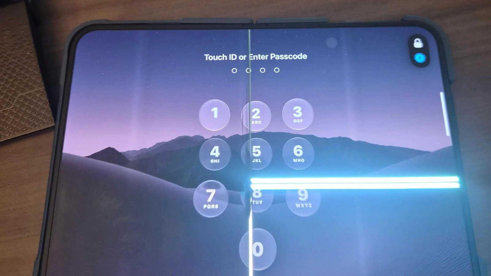 iPhone Duo 内屏开裂出现贯穿亮线的实拍照片