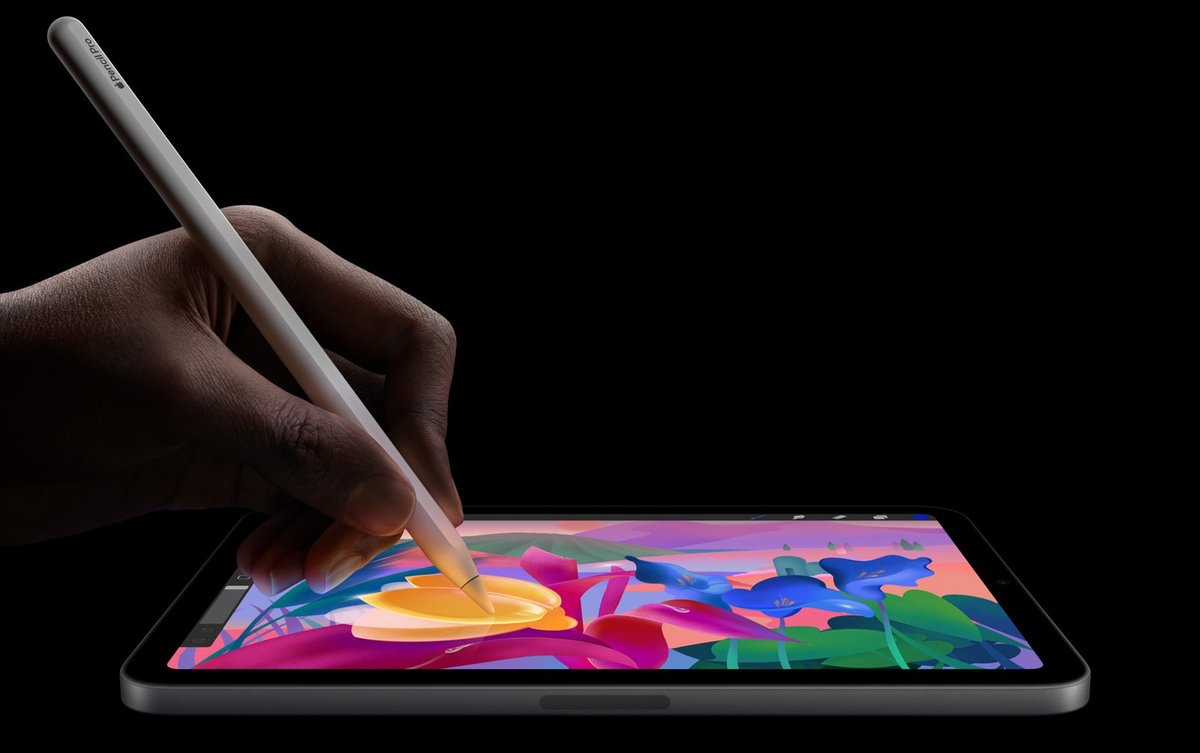 手持 Apple Pencil 在 iPad mini 上绘画