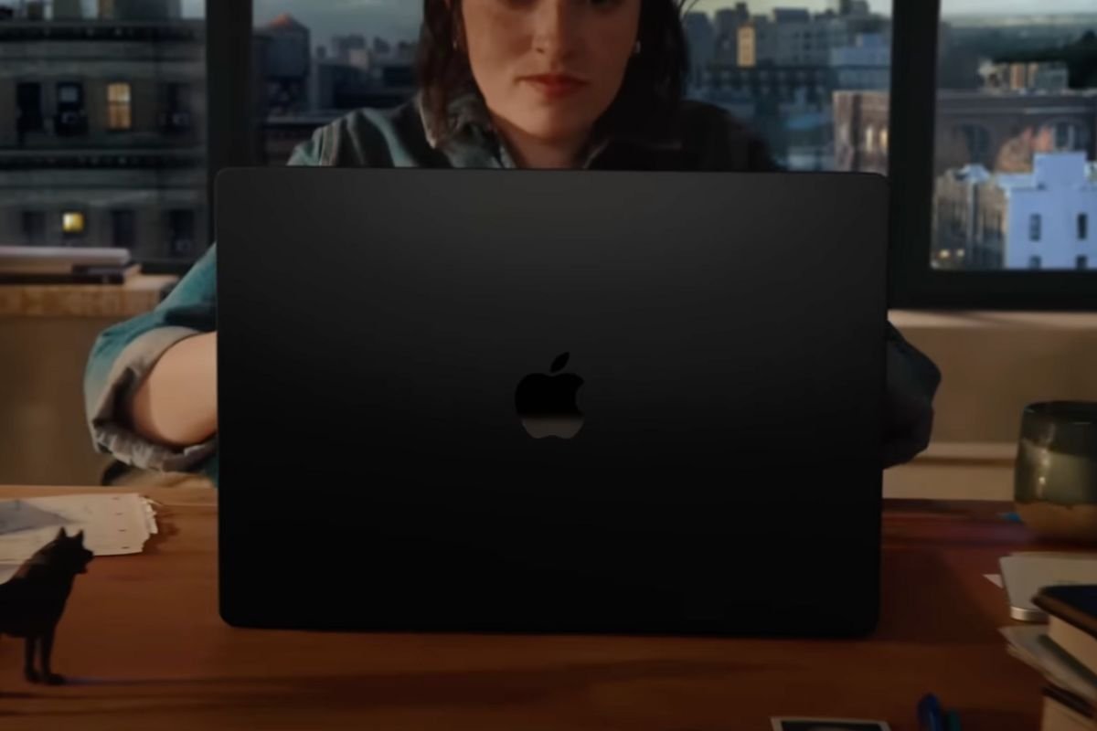 用户在书桌前使用深空黑 MacBook Pro