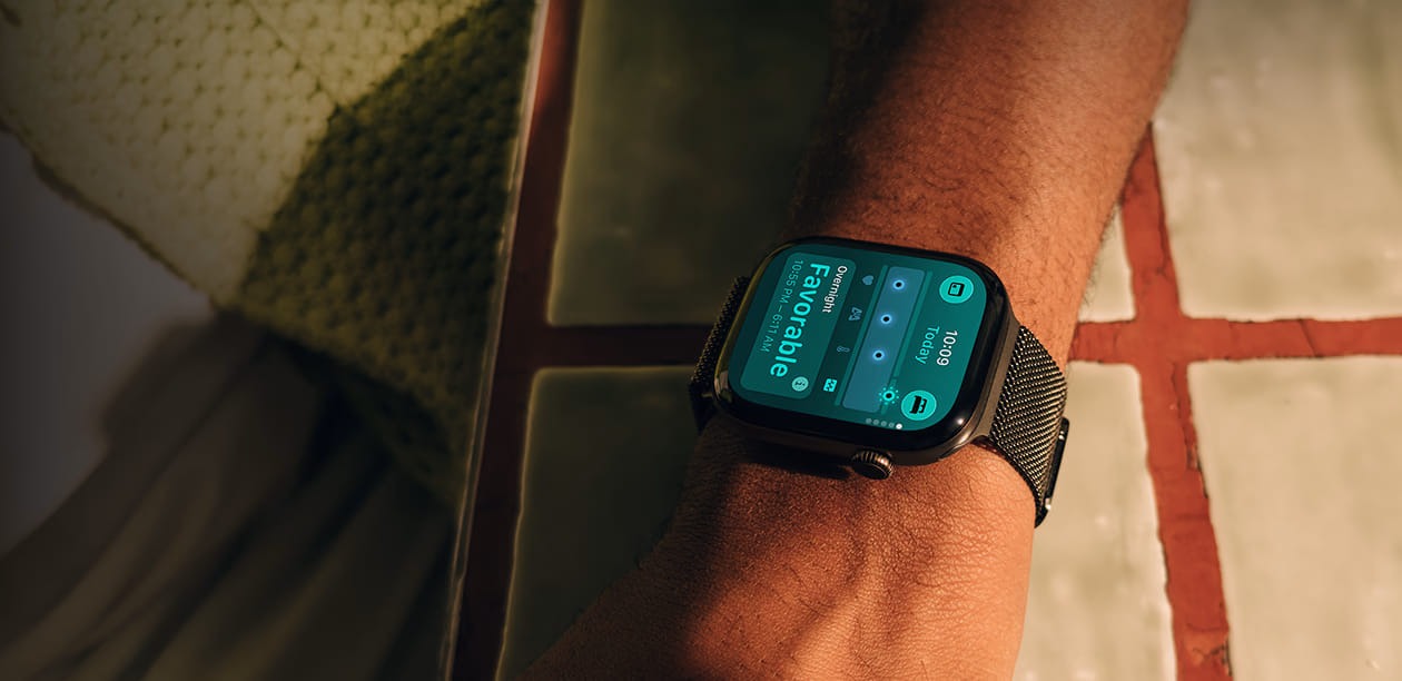 用户手腕佩戴 Apple Watch 显示睡眠监测界面