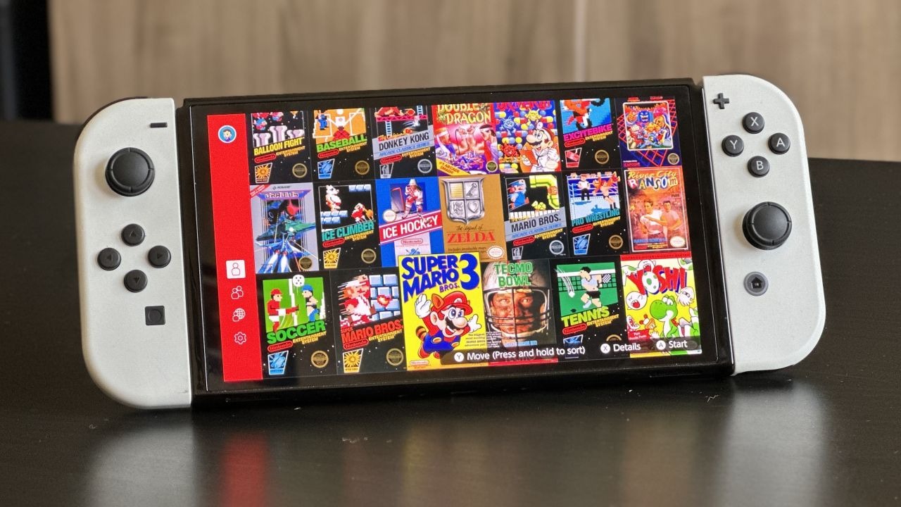Switch 掌机屏幕显示游戏库网格界面的桌面临拍