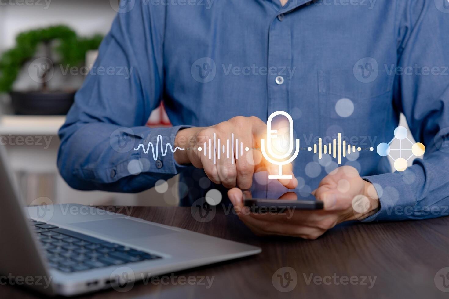 用户在电脑前进行语音交互,声波图标叠加