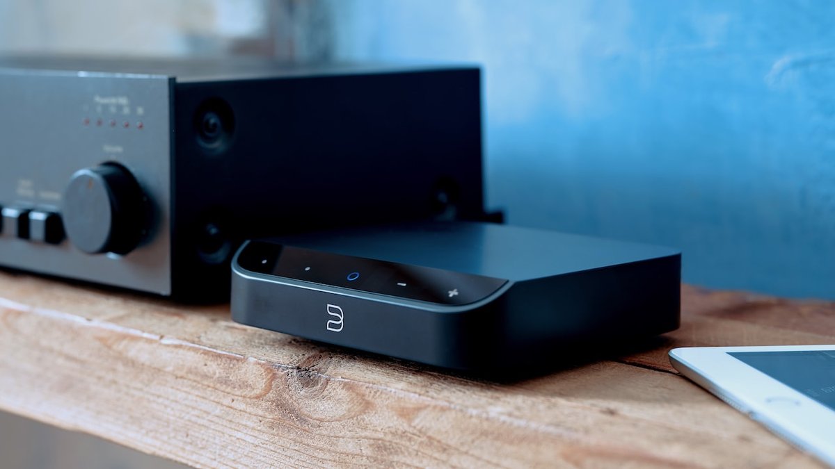 Bluesound NODE Nano 放在木质桌面上的实拍图