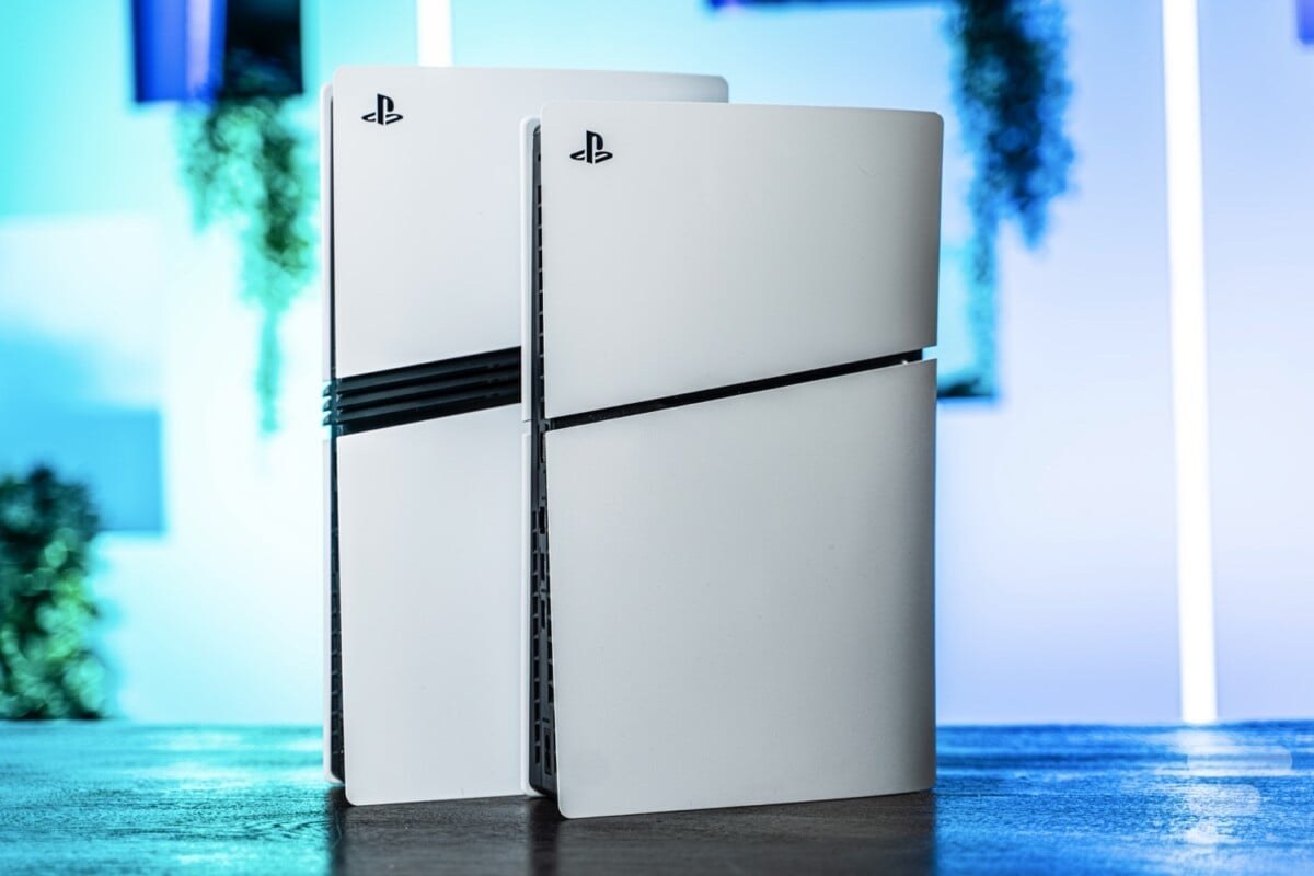 PS5 Pro 与 PS5 Slim 主机对比图