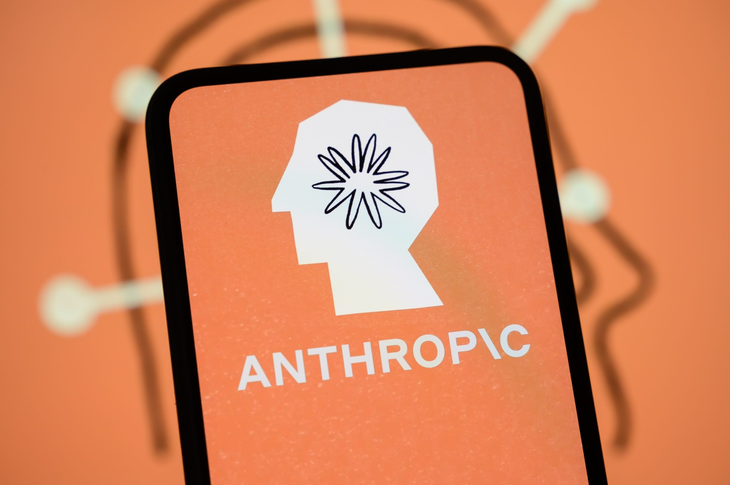 Anthropic 与 Claude 品牌标识出现在手机屏幕上,Claude 模型发现内核漏洞