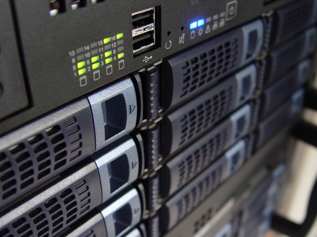 机架式服务器的硬盘托架与指示灯特写,Linux 服务器暴露 MPTCP 监听的风险