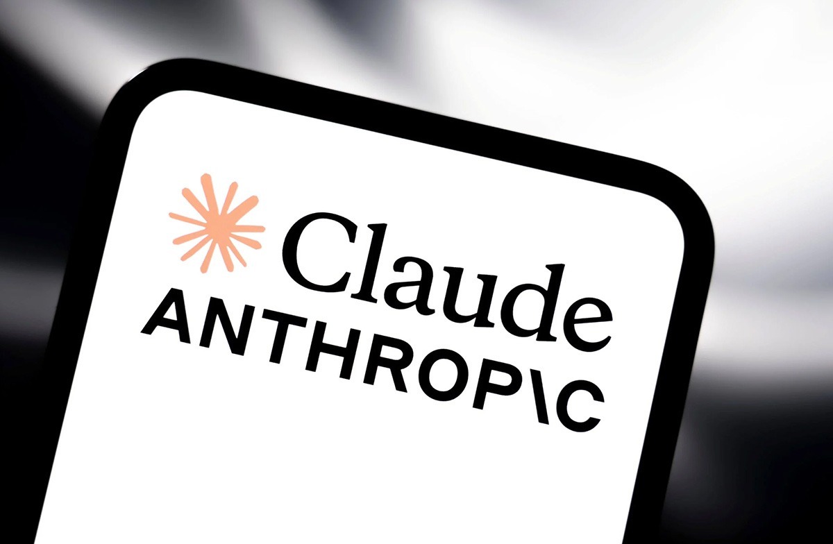 手机屏幕上的 Claude 橙色星形标志与 Anthropic 字样,AI 模型参与安全研究