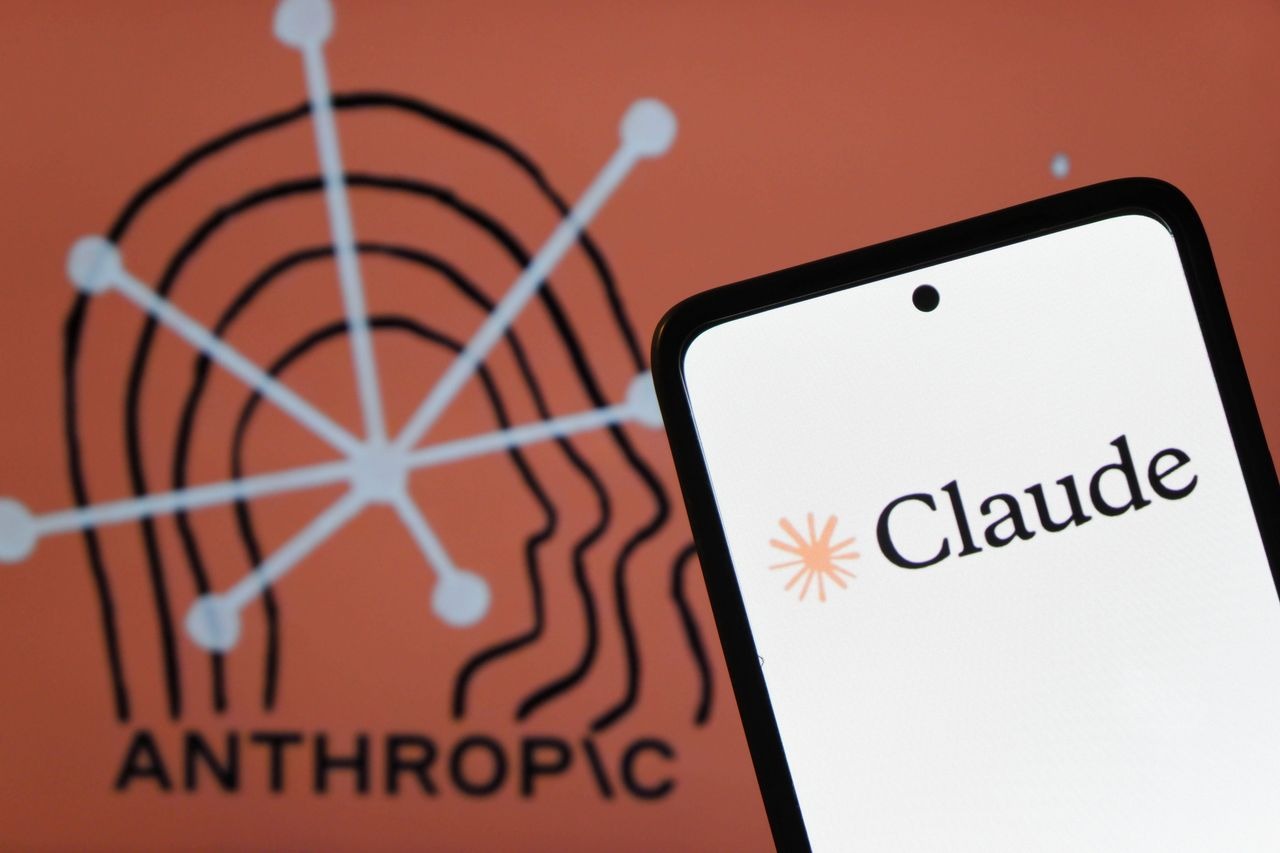 Anthropic 公司标识与显示 Claude 界面的手机